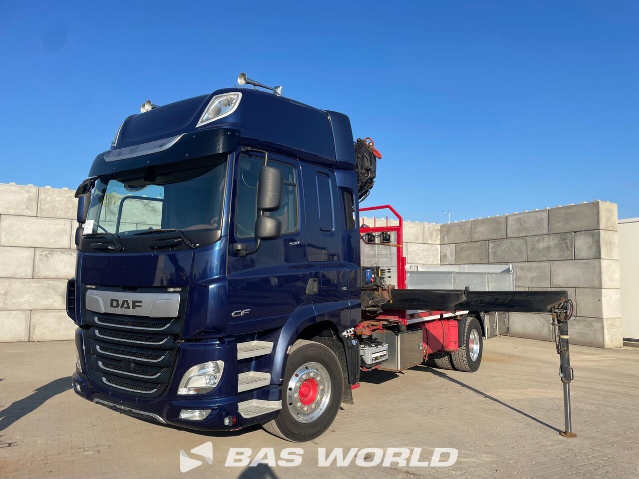 Front left : DAF CF 530 4X2 Camion plateaux