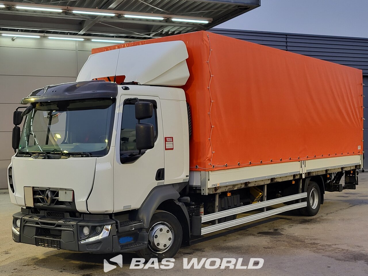 Front left : Renault D 240 4X2 Junge Camion rideaux coulissants