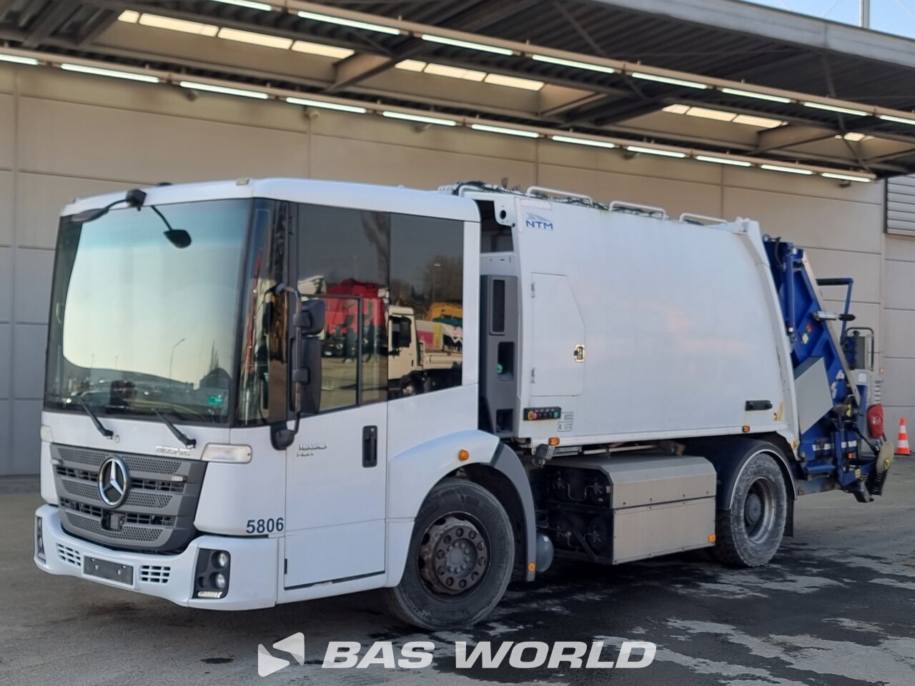Front left : Mercedes 4X2 NTM Camion d'ordures