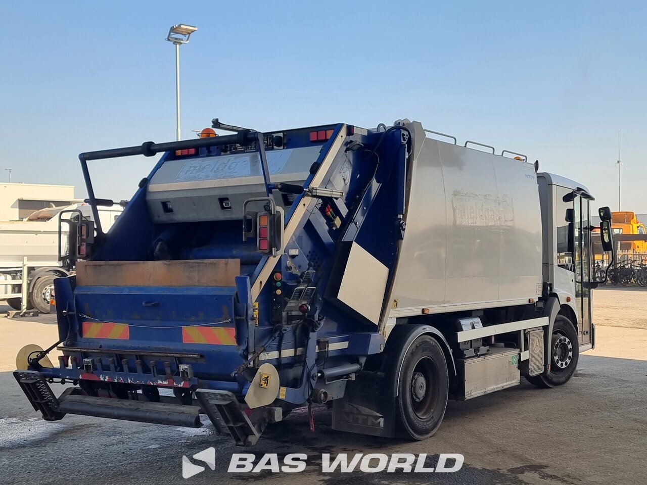 Other : Mercedes 4X2 NTM Camion d'ordures