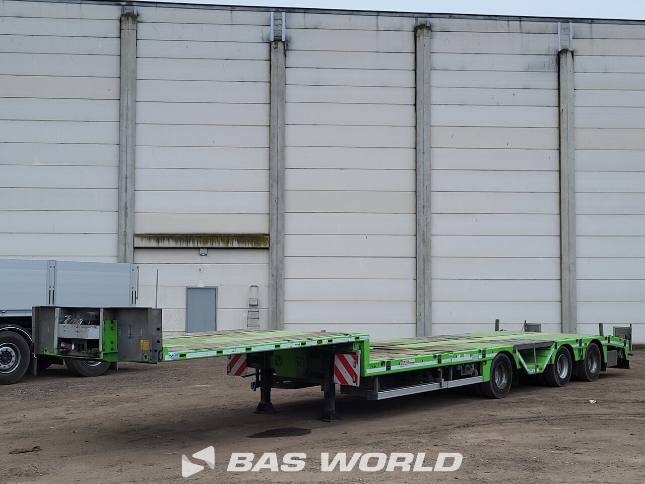 Front left : MAX TRAILER Semi-remorques porte engins