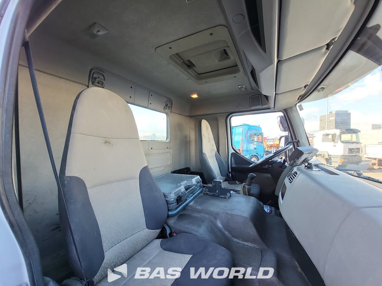 Other : Renault Kerax 370 8X4 Camion malaxeur béton