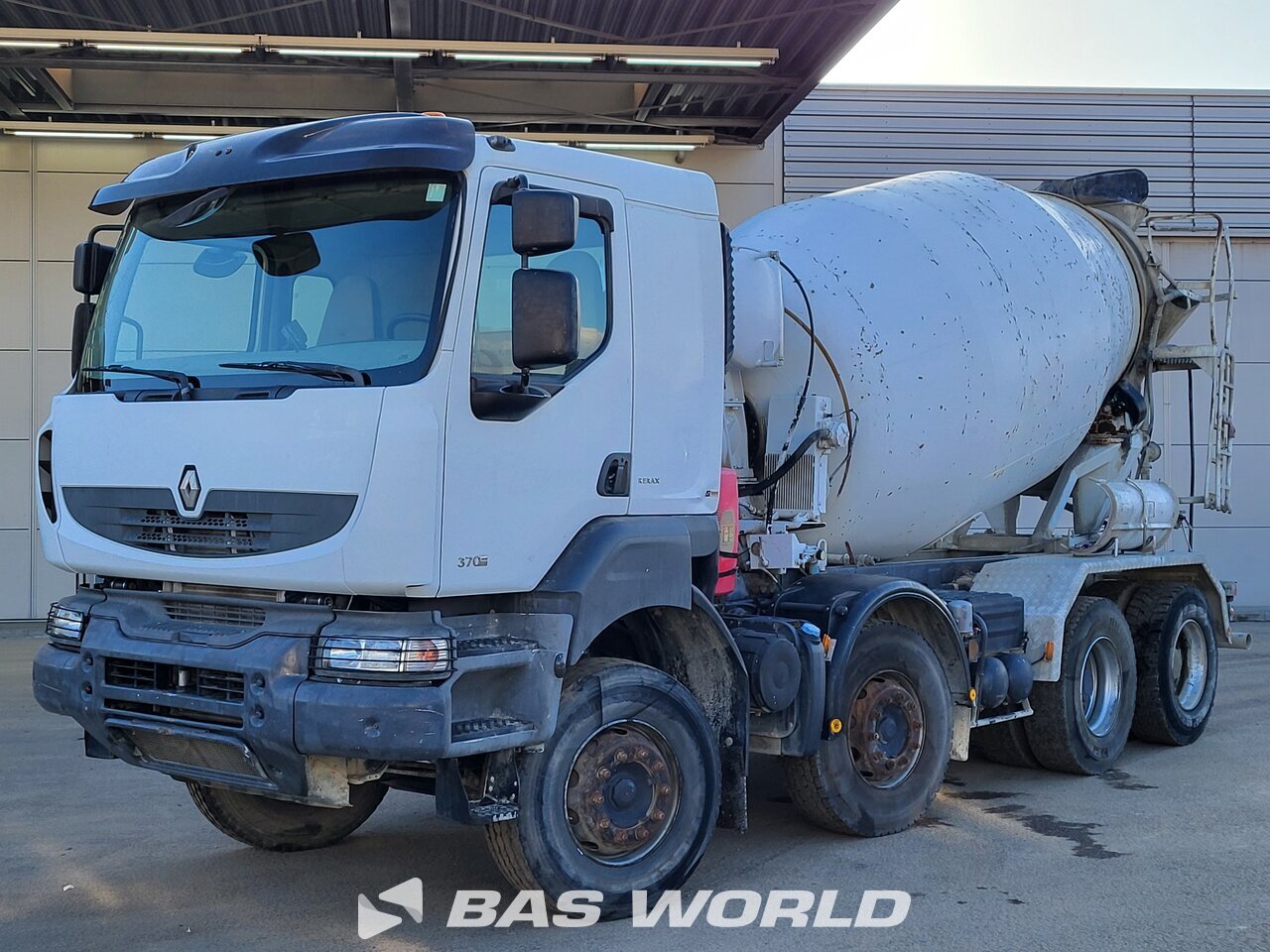 Front left : Renault Kerax 370 8X4 Camion malaxeur béton