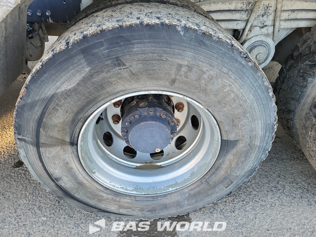 Other : Renault Kerax 370 8X4 Camion malaxeur béton