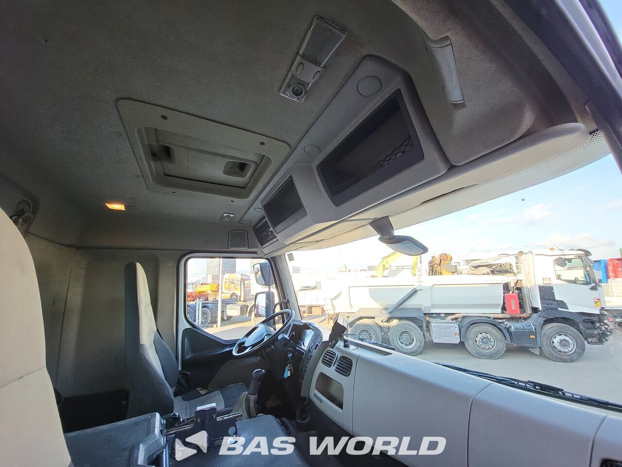 Other : Renault Kerax 370 8X4 Camion malaxeur béton