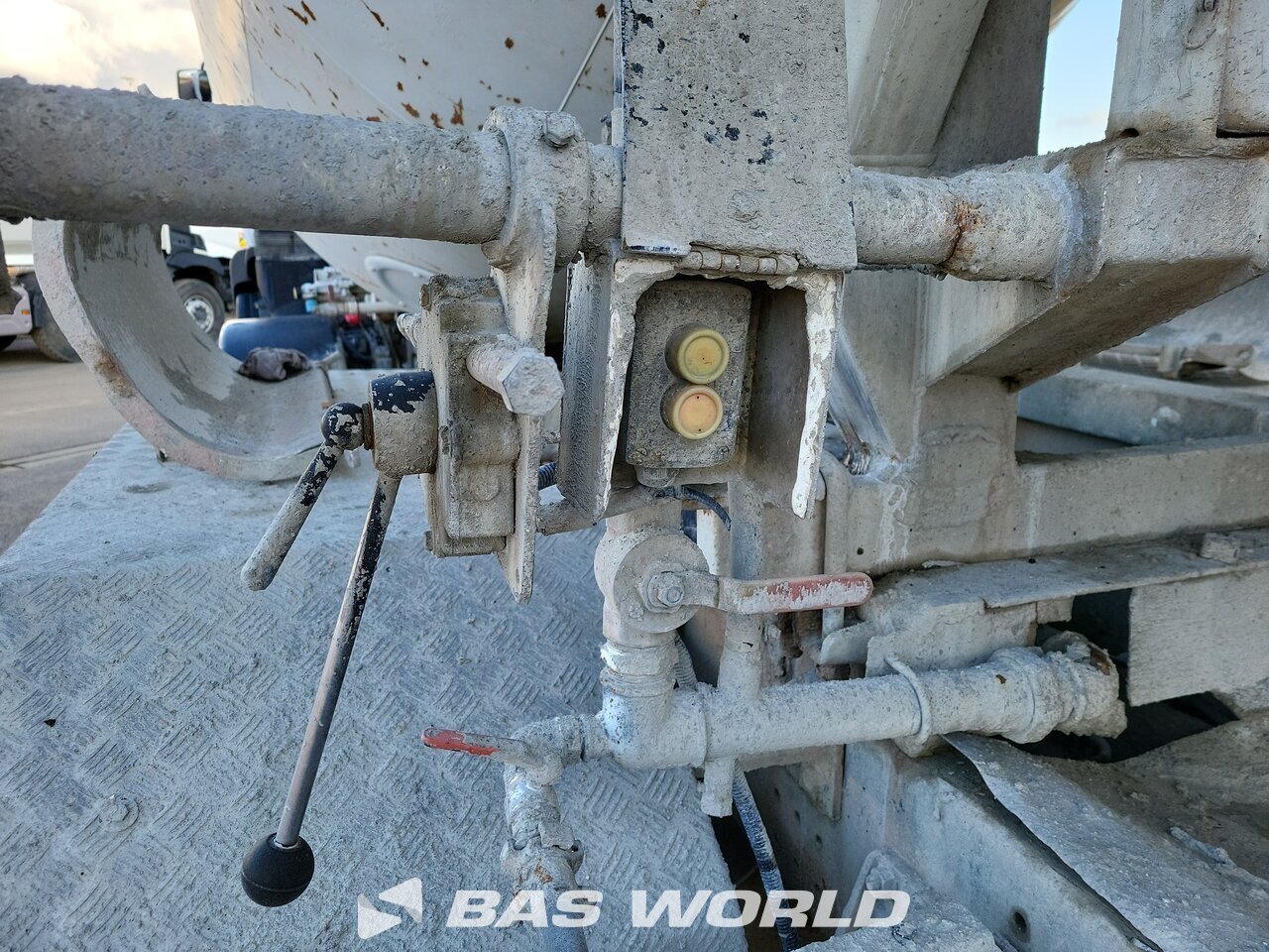 Other : Renault Kerax 370 8X4 Camion malaxeur béton