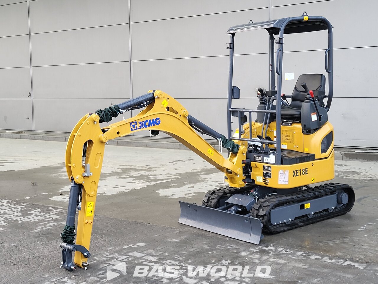 Front left : XCMG XE18 E Mini pelle <10t