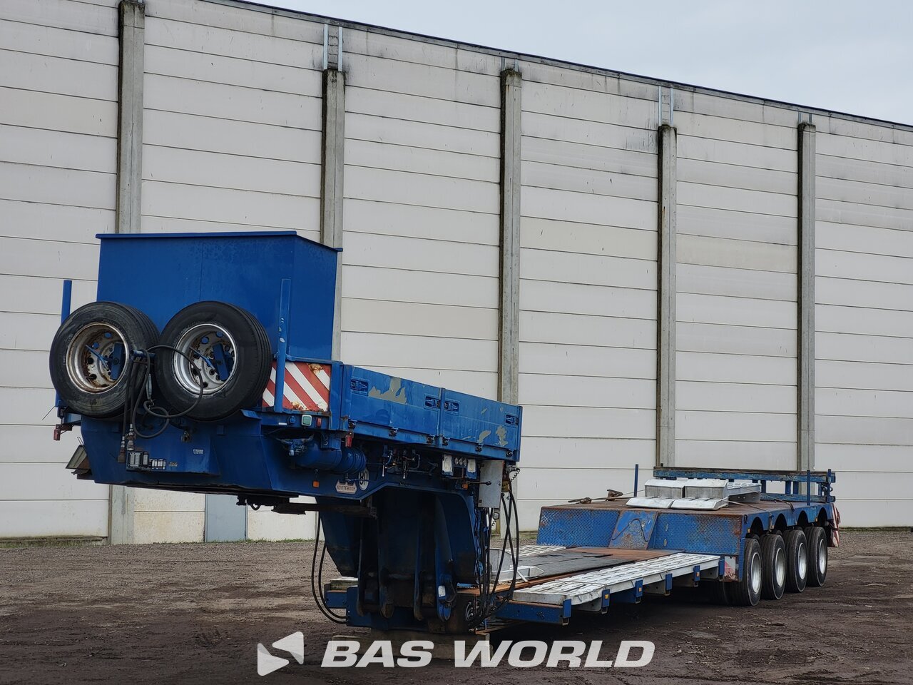 Front left : Nooteboom Semi-remorques porte engins