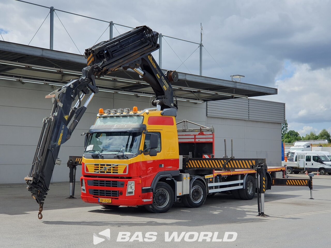 Front left : Volvo FM 440 8X2 Karsmakers Camion plateaux