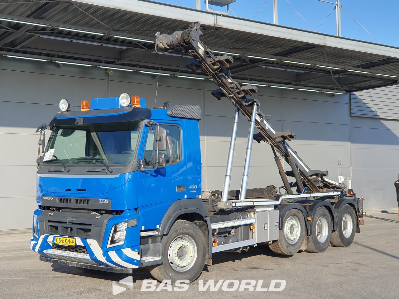 Front left : Volvo FMX 460 8X4 TRANS-COM BV Type : TRC-28S camion à bras