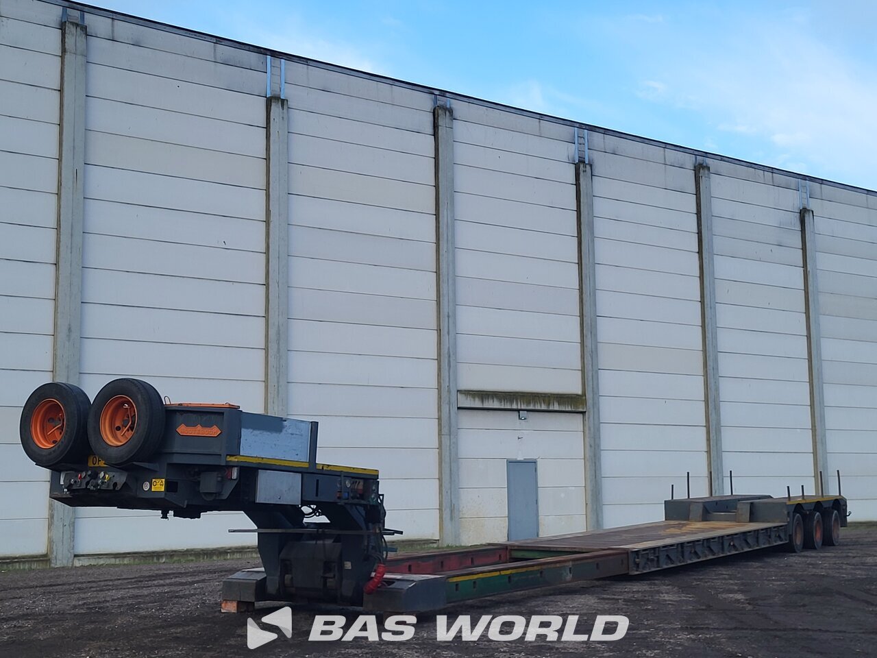 Front left : Nooteboom Semi-remorques porte engins