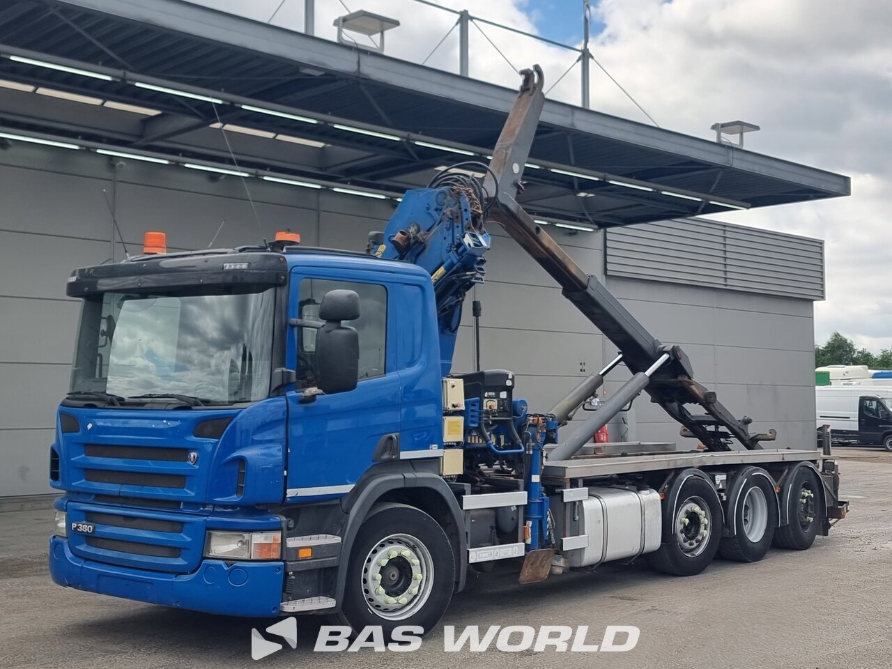 Front left : Scania P380 8X2 VDL Type S-20-6200 camion à bras