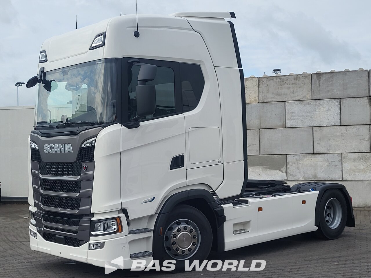 Front left : Scania S460 4X2 Tracteur routier