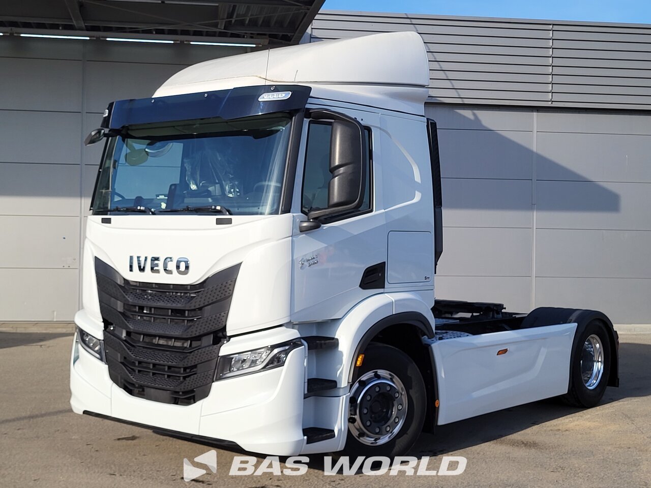 Front left : Iveco S-Way 340 4X2 Tracteur routier