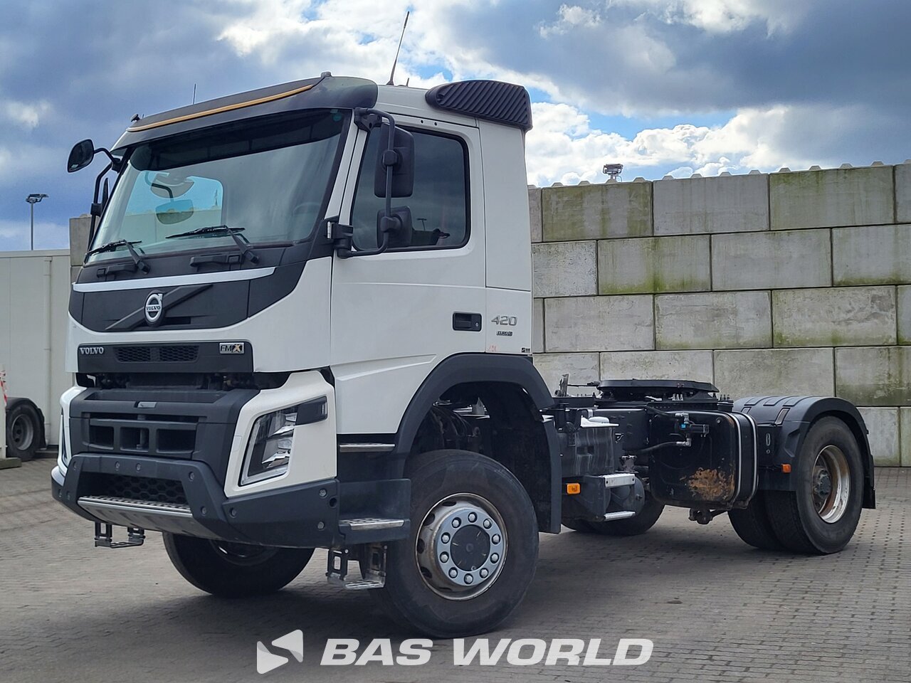 Front left : Volvo FMX 420 4X4 Tracteur routier