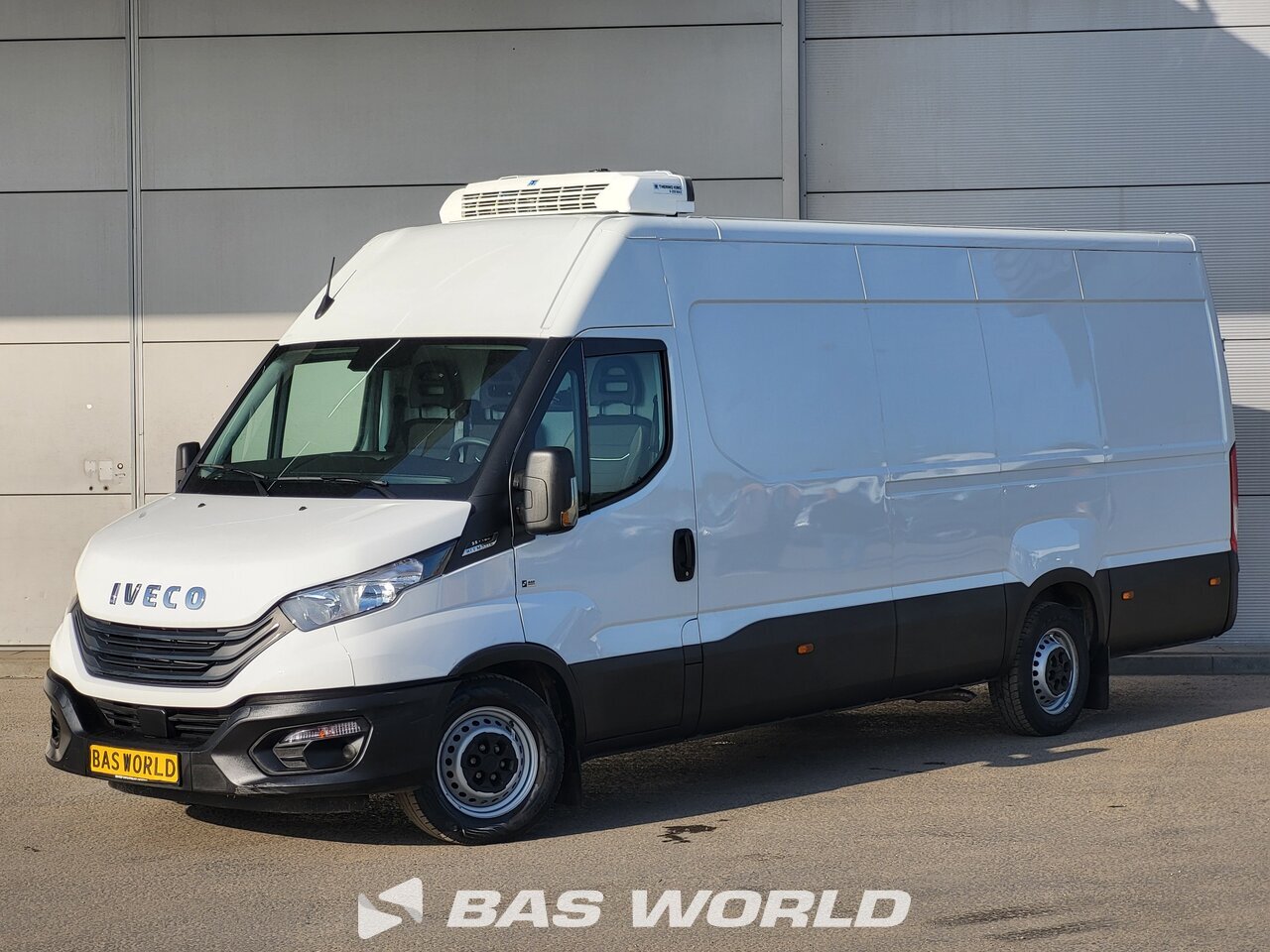 Front left : Iveco Daily 35S16 Fourgon frigorifique fermé