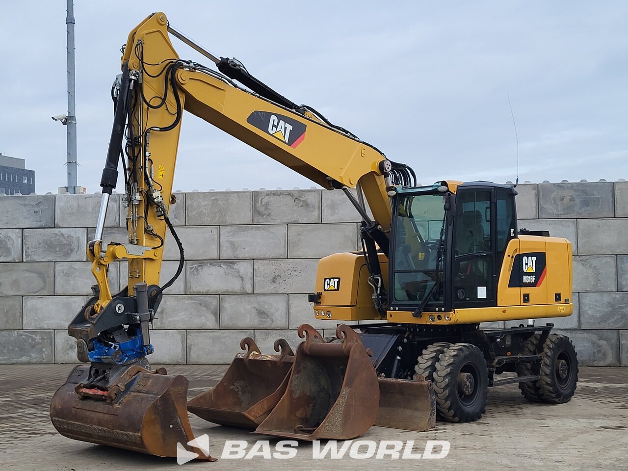 Front left : Caterpillar M316 F Pelle sur pneus
