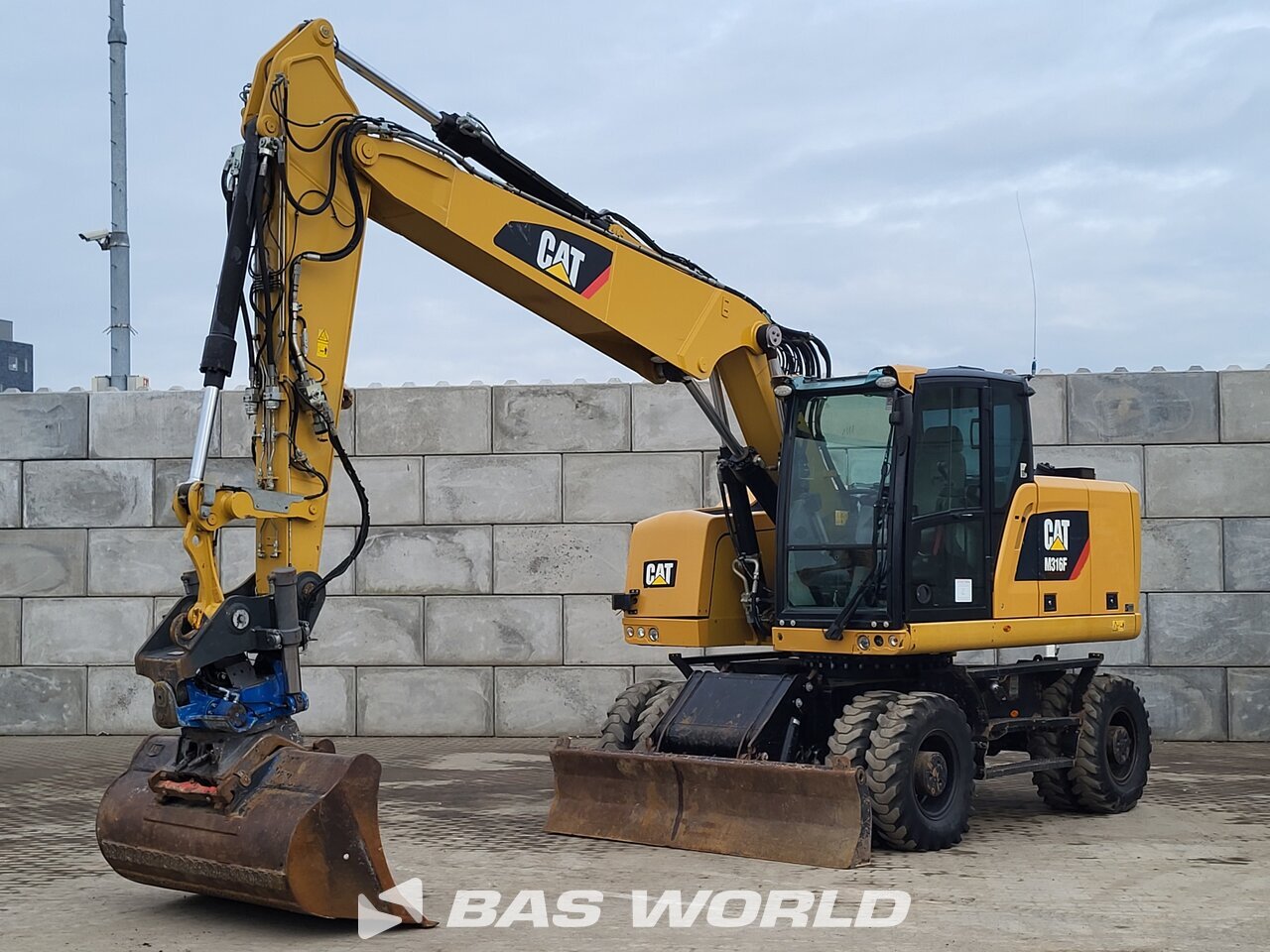 Front left : Caterpillar M316 F Pelle sur pneus
