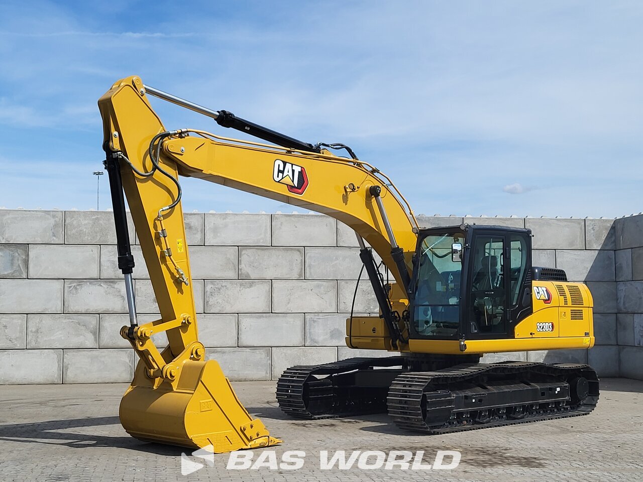Front left : Caterpillar 323 D3 Pelle sur chenilles