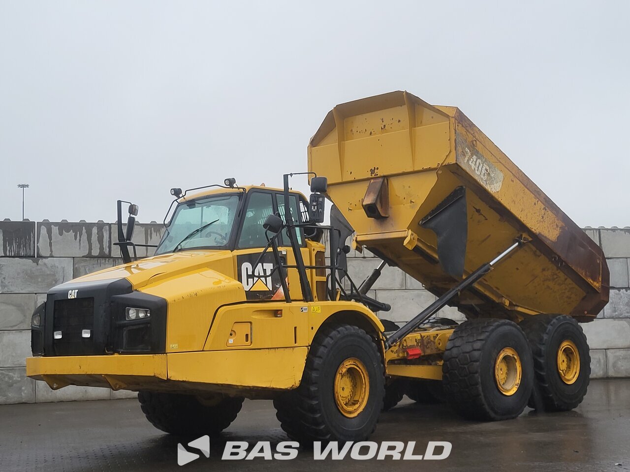 Front left : Caterpillar 740 B Tombereau