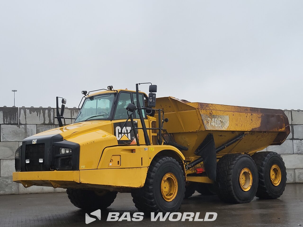 Front left : Caterpillar 740 B Tombereau