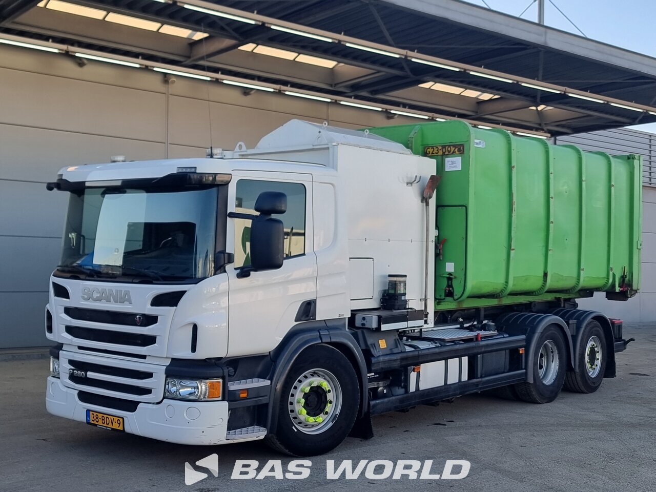 Front left : Scania P280 6X2 Translift Kettingsysteem camion à bras