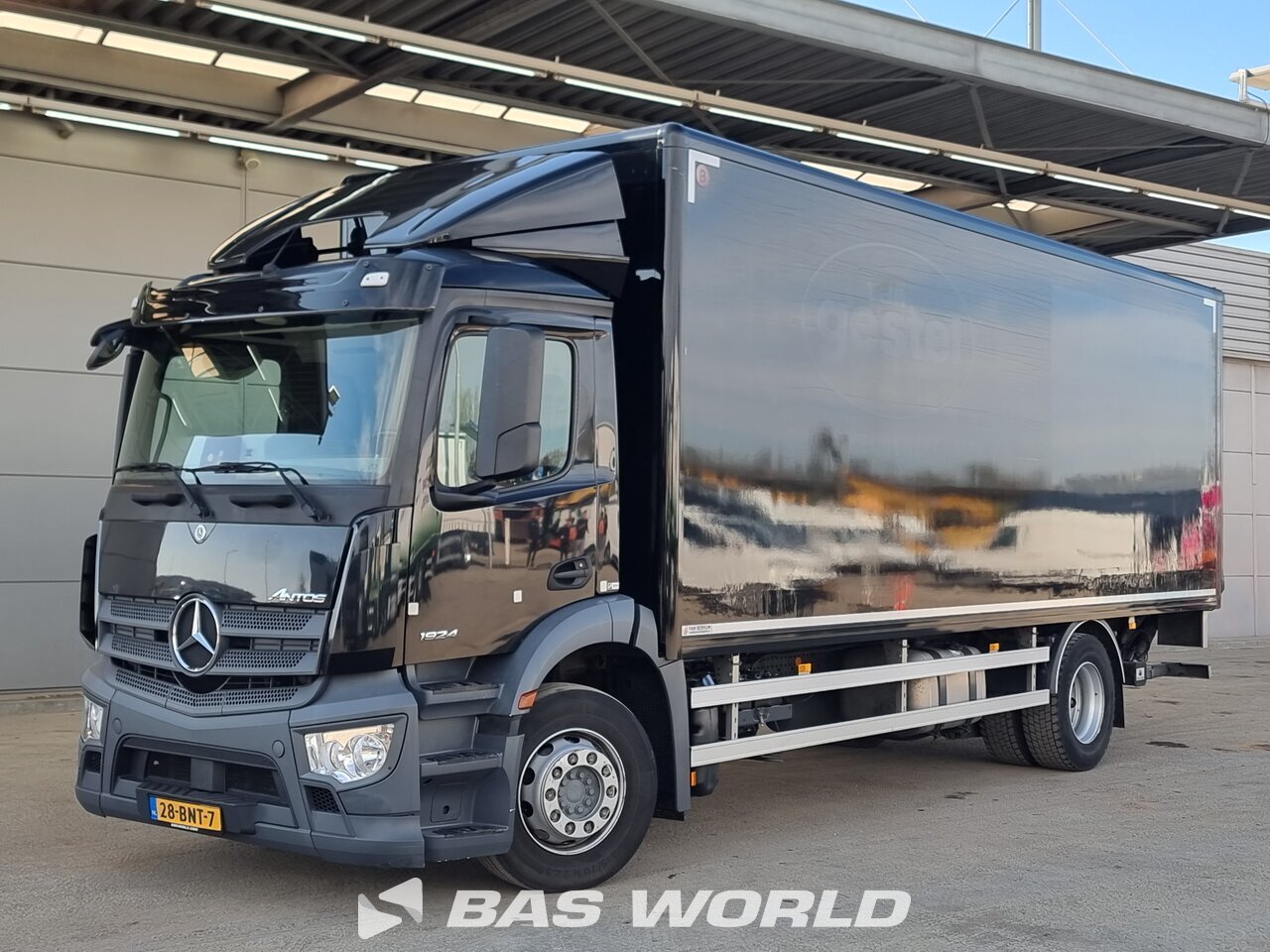 Front left : Mercedes Antos 1824 4X2 Van Berkum Carrosseries fourgons