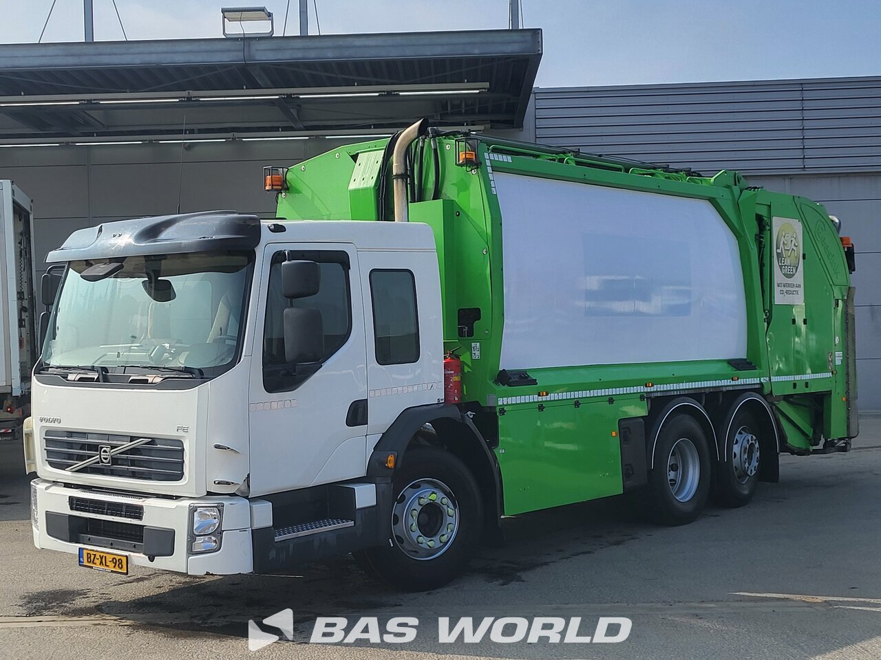 Front left : Volvo FE 300 6X2 Geesink Norba Type: GPM III v 20H25 Split II Camion d'ordures