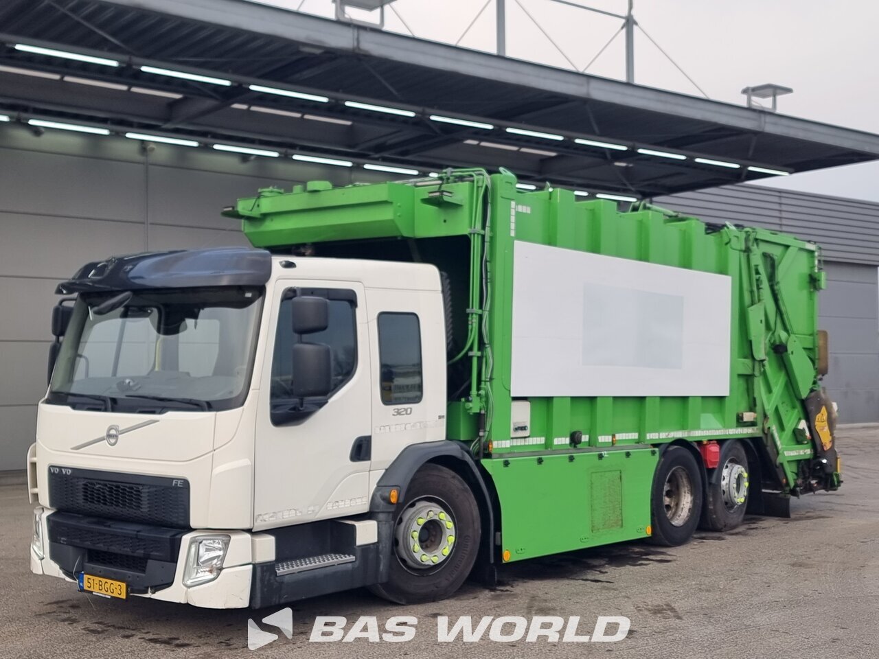 Front left : Volvo FE 320 6X2 MOL Cy. NV Type: Pusher IID CB DUAL IID Camion d'ordures