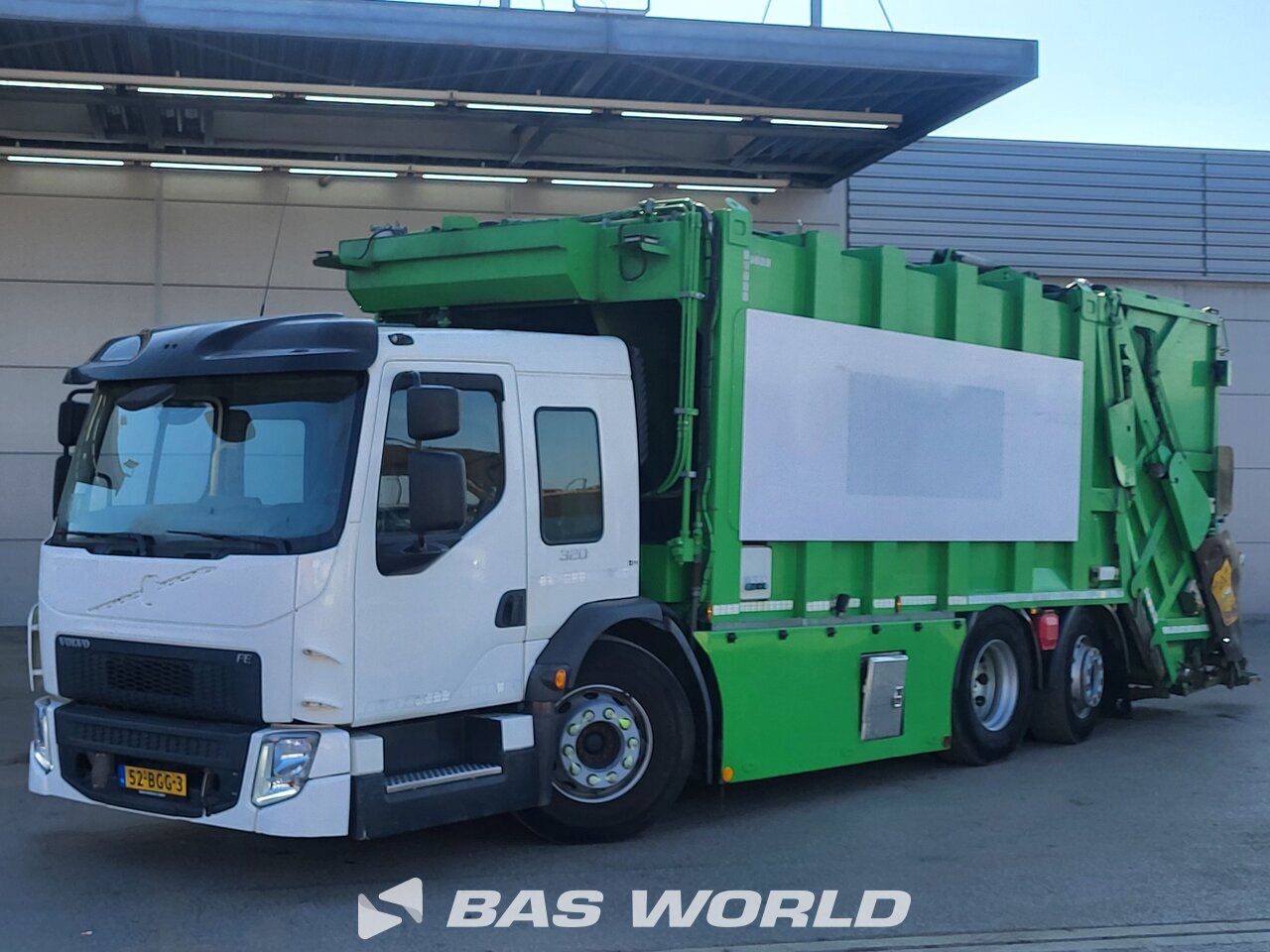 Front left : Volvo FE 320 6X2 MOL Type: Pusher IID CB dual IID Camion d'ordures