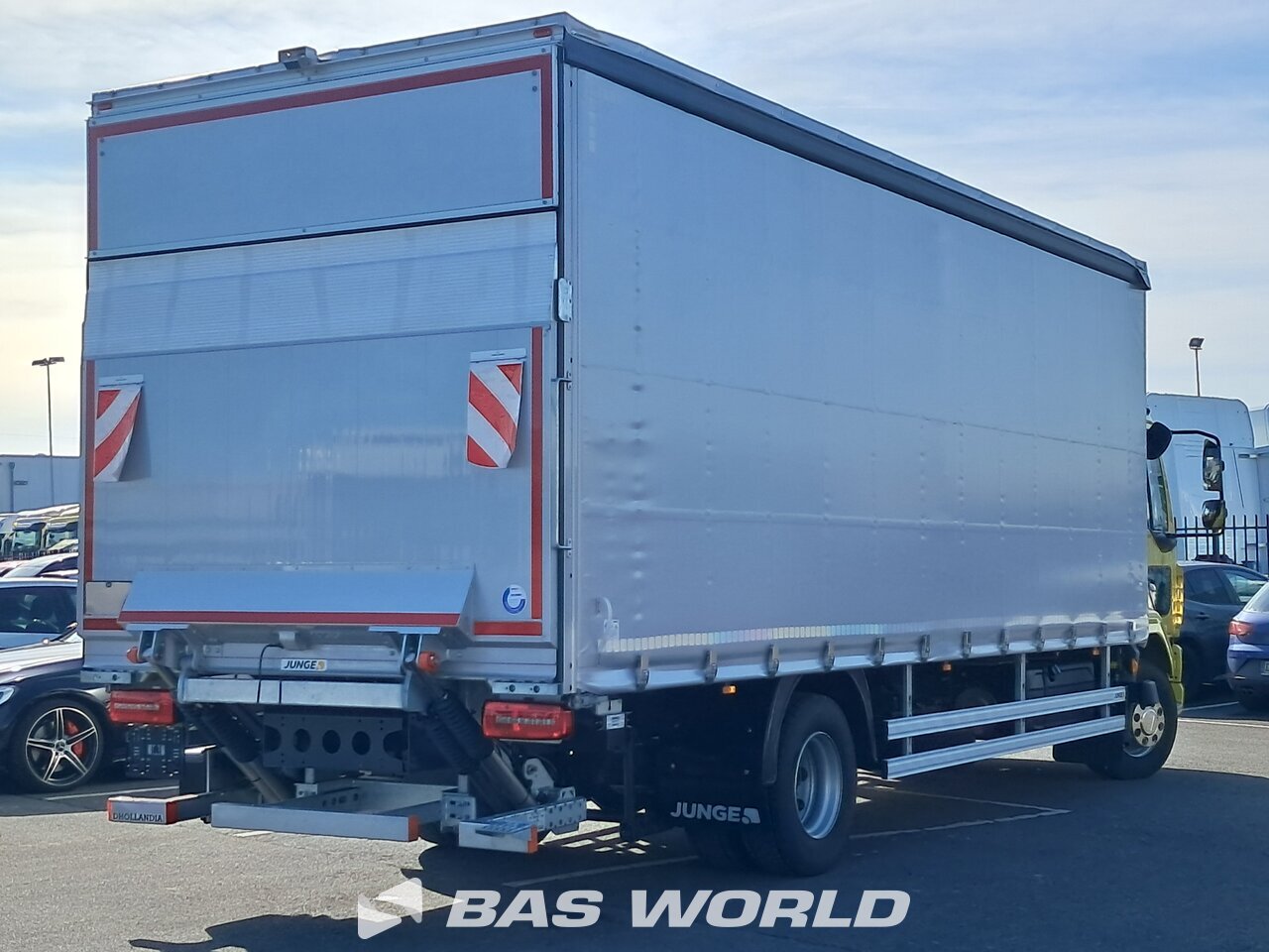 Back right : DAF XB 260 4X2 JUNGE Camion rideaux coulissants