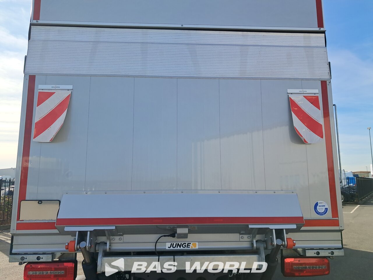 Tailgate : DAF XB 260 4X2 JUNGE Camion rideaux coulissants