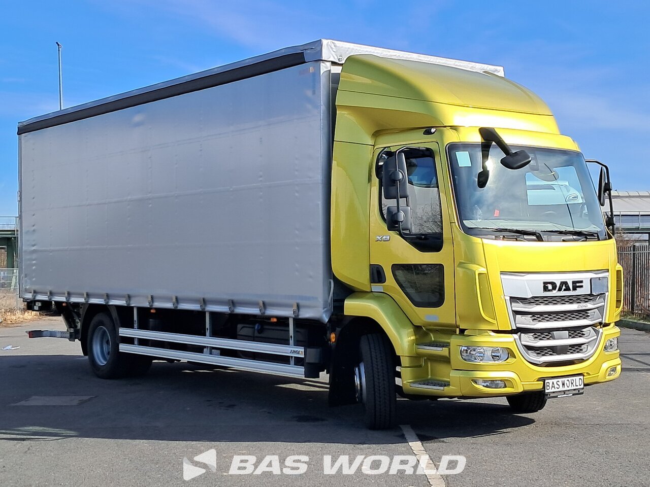 Front right : DAF XB 260 4X2 JUNGE Camion rideaux coulissants