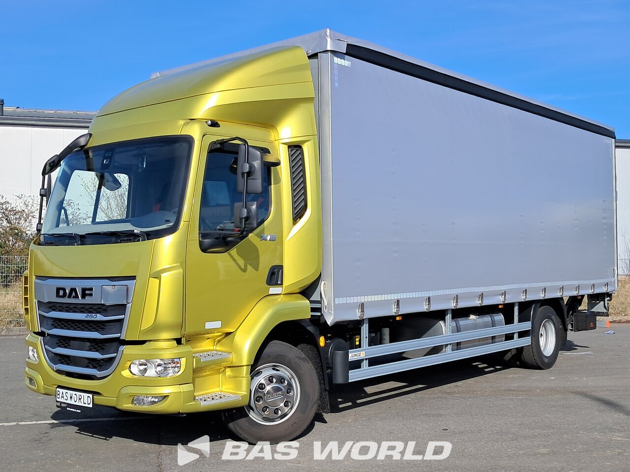 Front left : DAF XB 260 4X2 JUNGE Camion rideaux coulissants