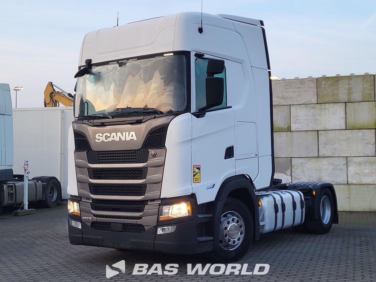 Front left : Scania S460 4X2 Tracteur routier