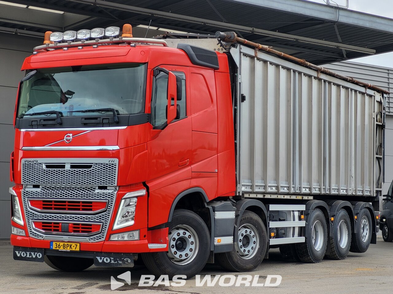 Front left : Volvo FH 460 10X4 Fliegl ASA 7300 Camion Benne