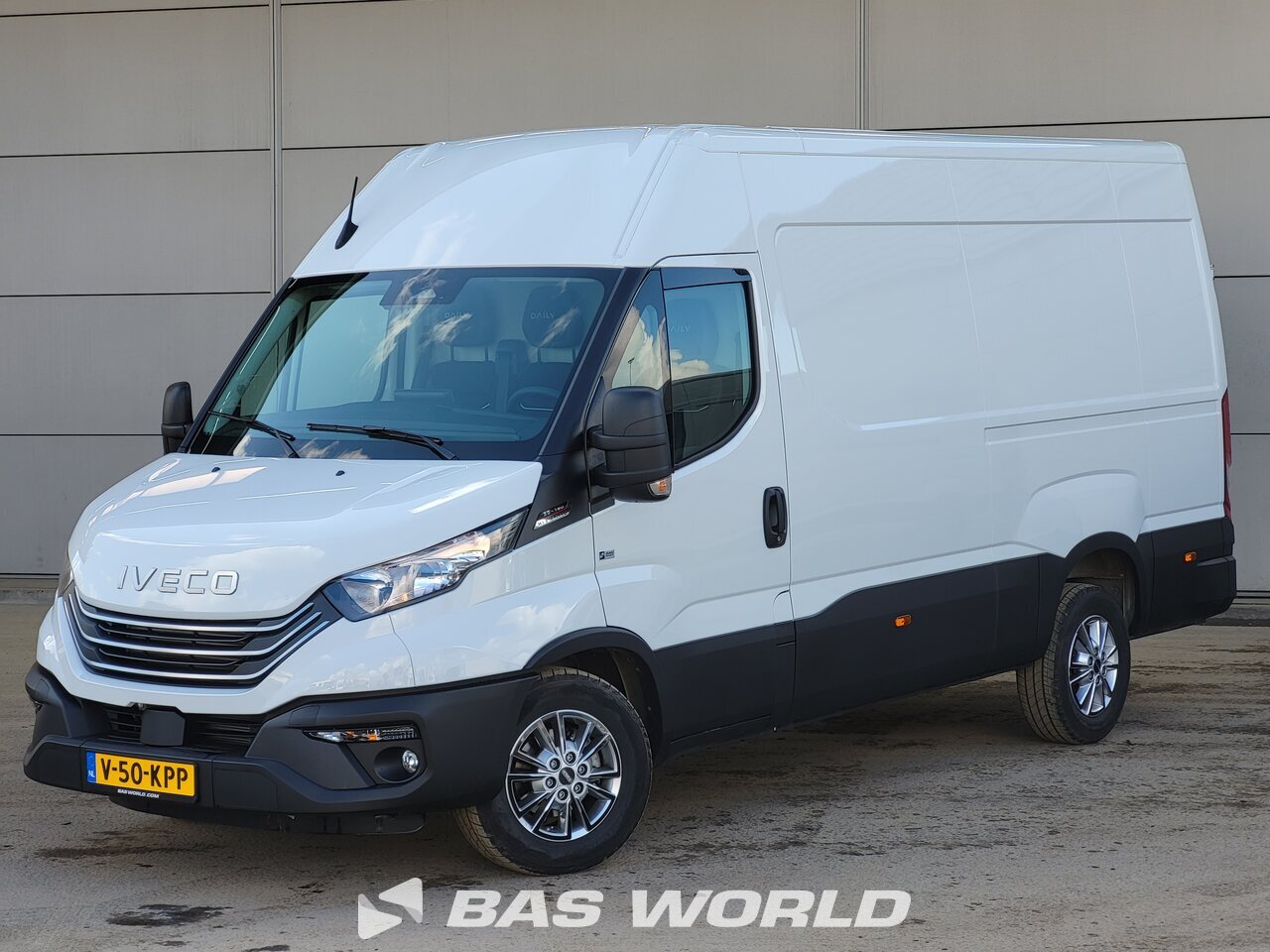 Front left : Iveco Daily 35S18 Fourgons utilitaires