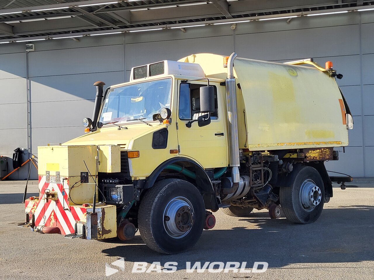 Front left : Mercedes Unimog 1650 4X4 Assaloni camion aspirateur