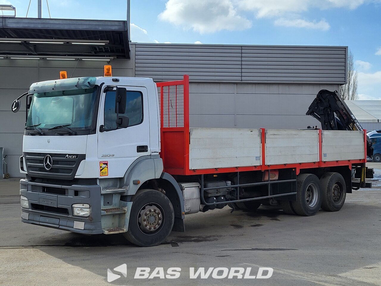 Front left : Mercedes Axor 2536 6X2 Camion plateaux