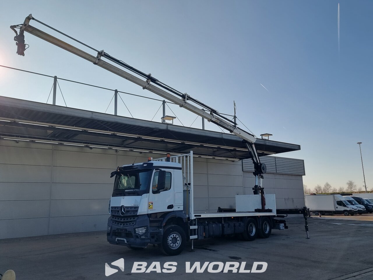Front left : Mercedes Arocs 2636 6X4 Camion plateaux