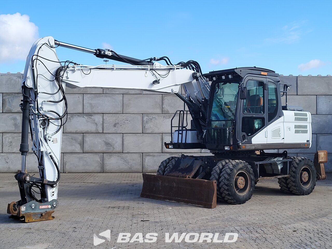 Front left : Doosan DX170 W-5 Pelle sur pneus