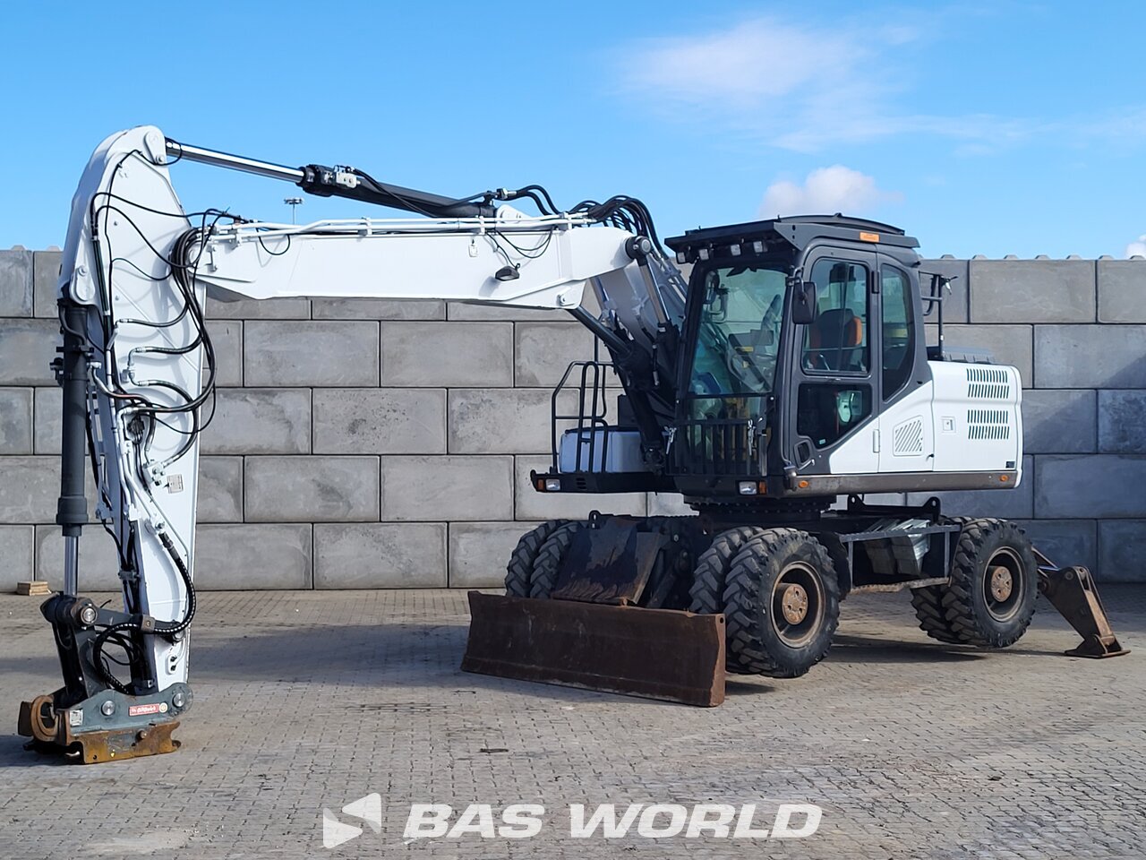 Front left : Doosan DX170 W-5 Pelle sur pneus