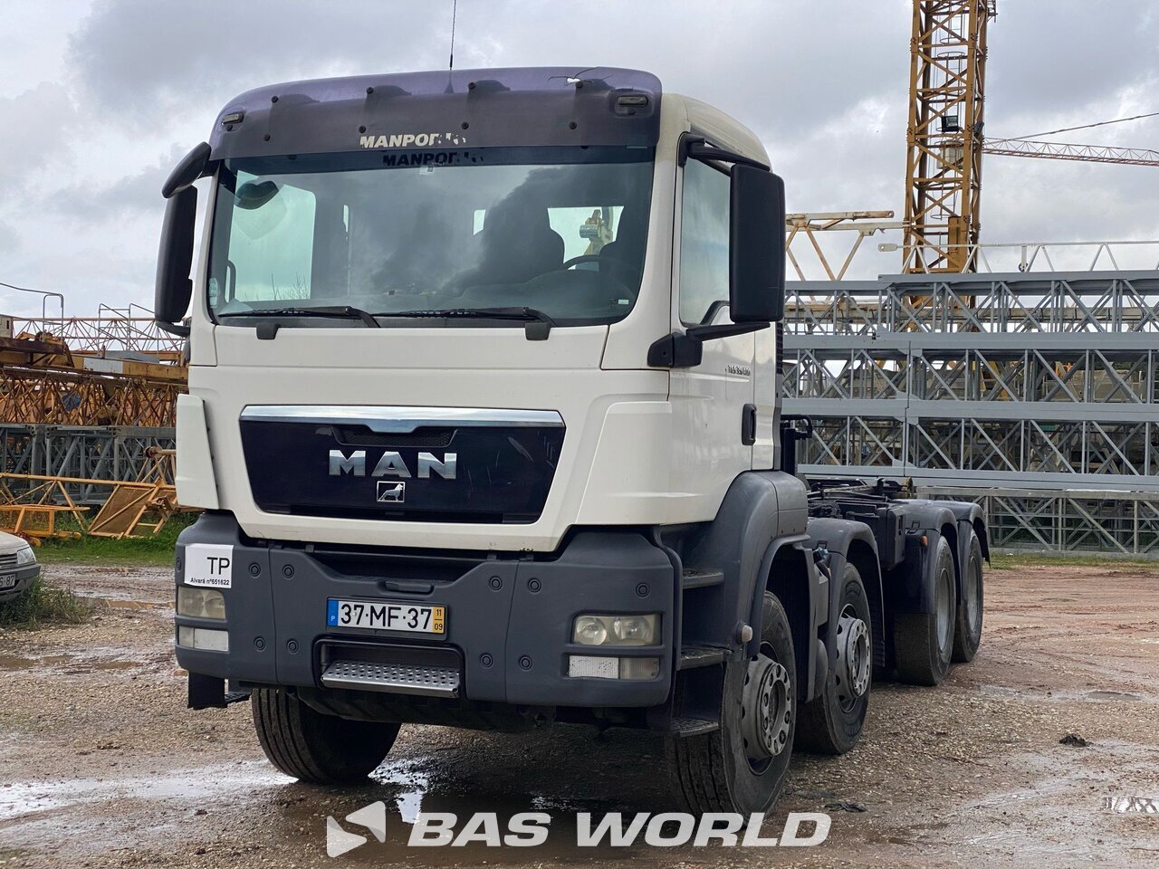 Front left : MAN TGS 35.400 8X4 Mofil camion à bras