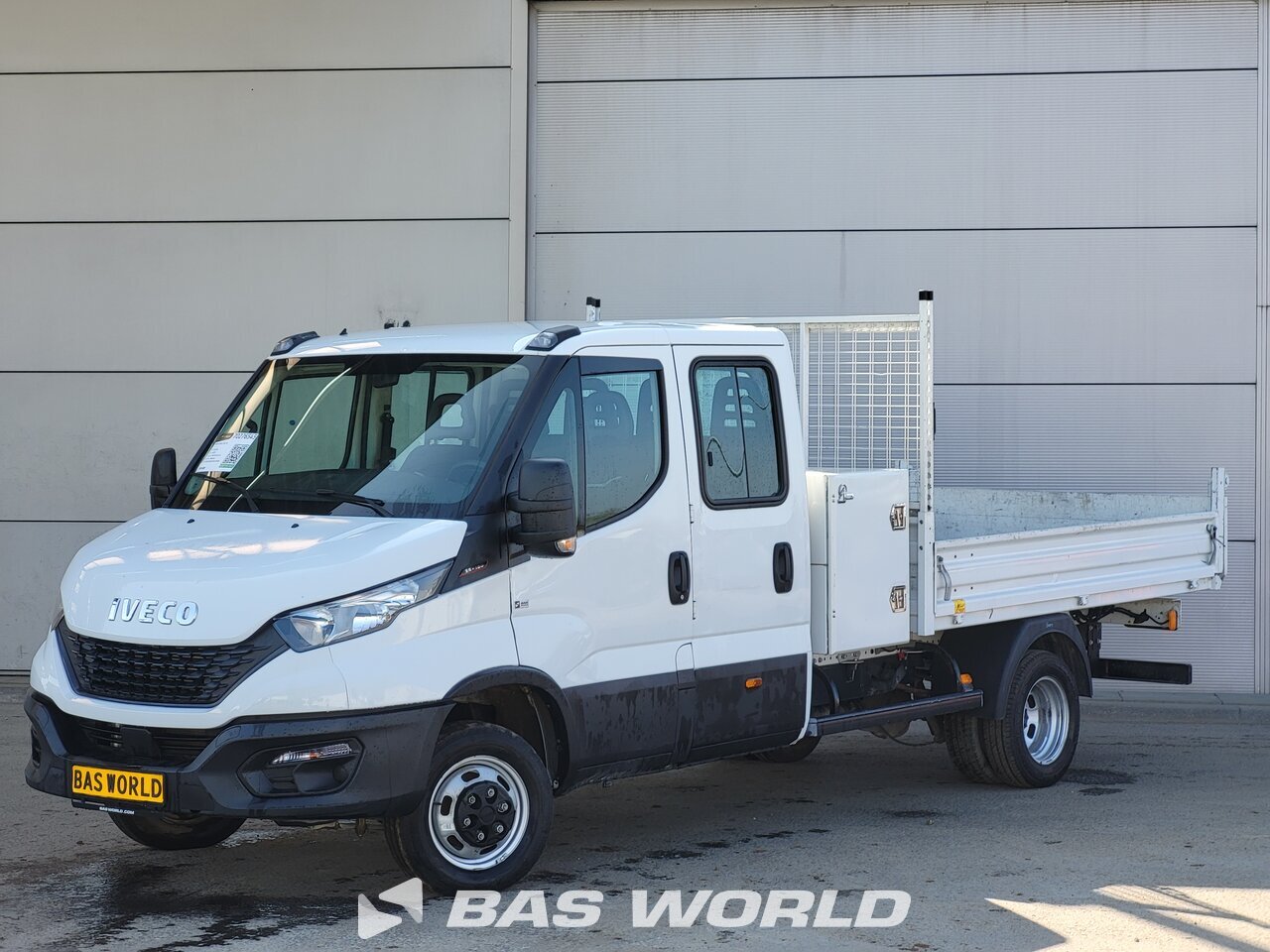 Front left : Iveco Daily 35C16 Benne