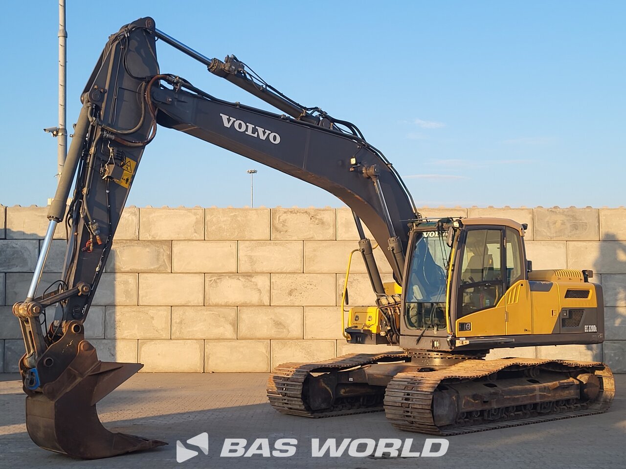 Front left : Volvo EC220 D L Pelle sur chenilles