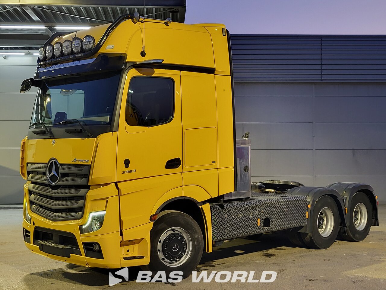 Front left : Mercedes Actros 3353 6X4 Tracteur routier