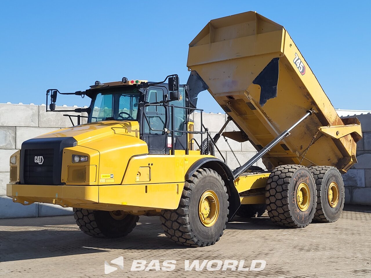 Front left : Caterpillar 745 -04A Tombereau