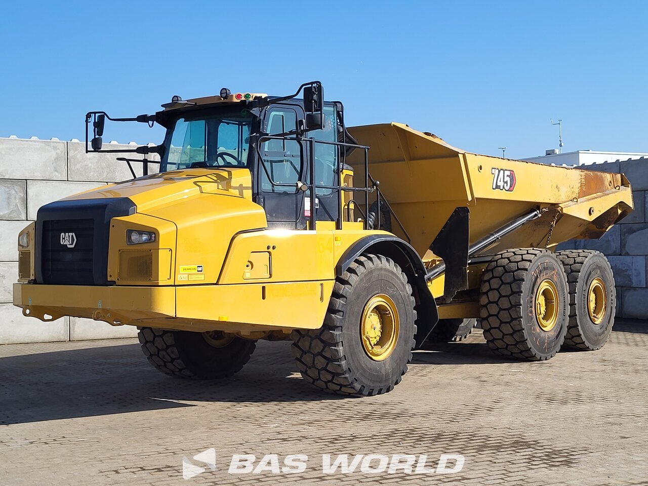 Front left : Caterpillar 745 -04A Tombereau