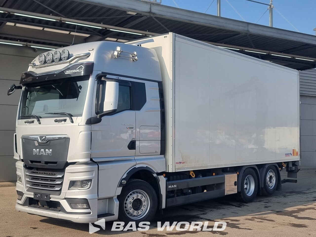 Front left : MAN TGX 26.580 6X2 Schmitz Carrosseries fourgons