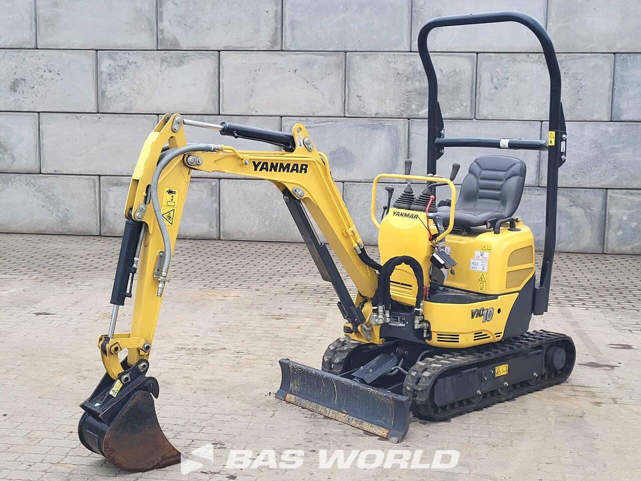 Front left : Yanmar VIO10 - 2A Mini pelle <10t